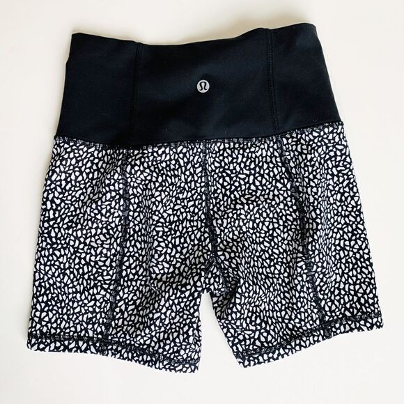 Lululemon Groove Short II Regular Miss Mosaic Black - Picture 1 of 4